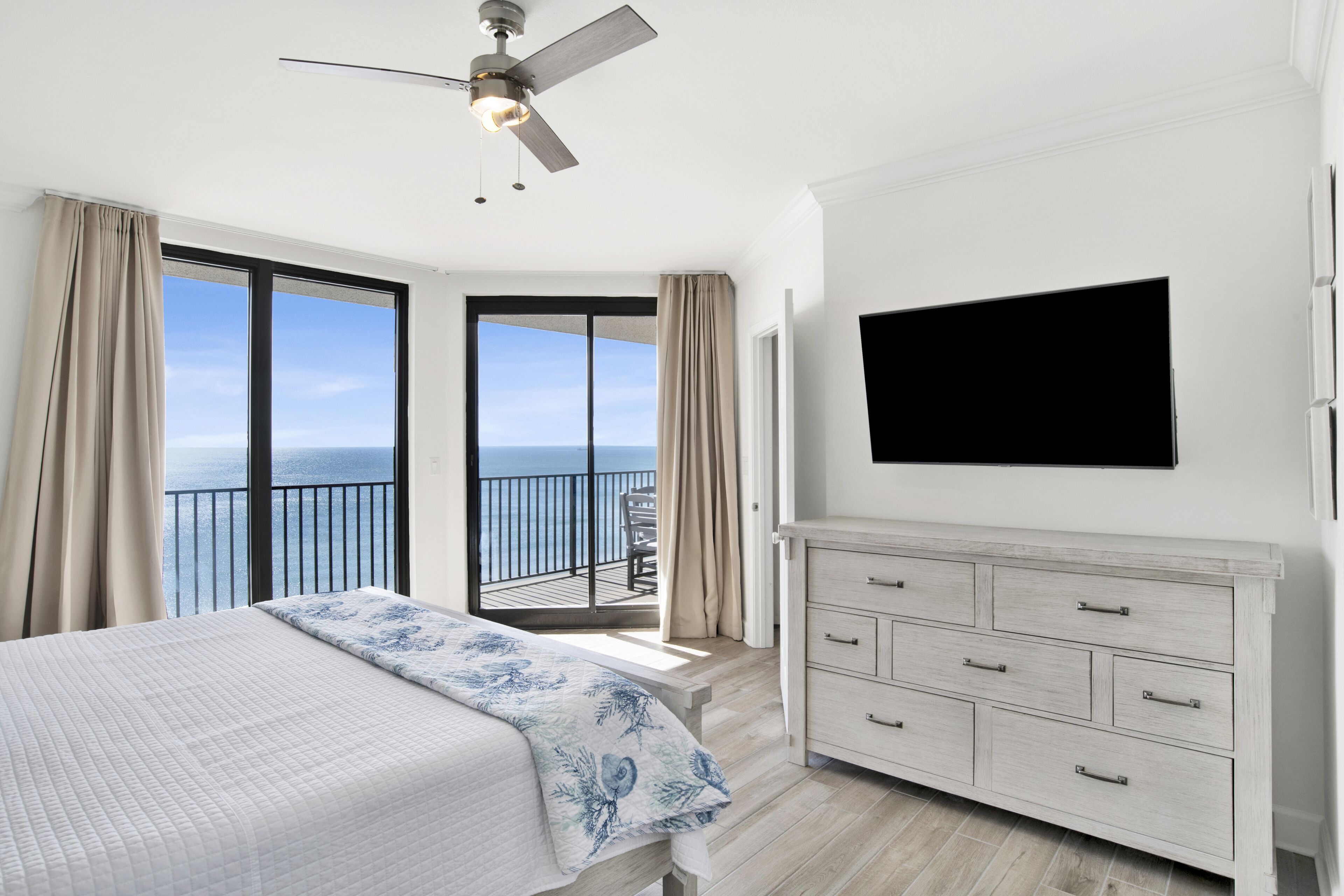 3 slaapkamers, een strijkplank/strijkijzer, gratis wifi, beddengoed