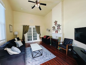 TV, fireplace