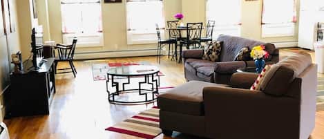 Télévision à écran plat, lecteur de DVD