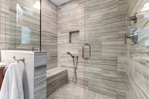 Shower, hair dryer, towels - Modern Smyrna Home Near Truist Park (Smyrna)