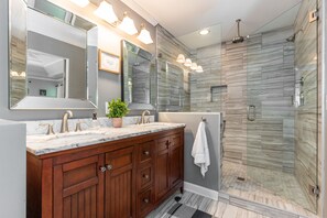 Douche, séchoir à cheveux, serviettes fournies