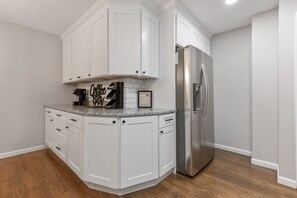 Interior - Cozy Getaway: Extended Stay, 5BR Open Air Near DT (Cartersville)