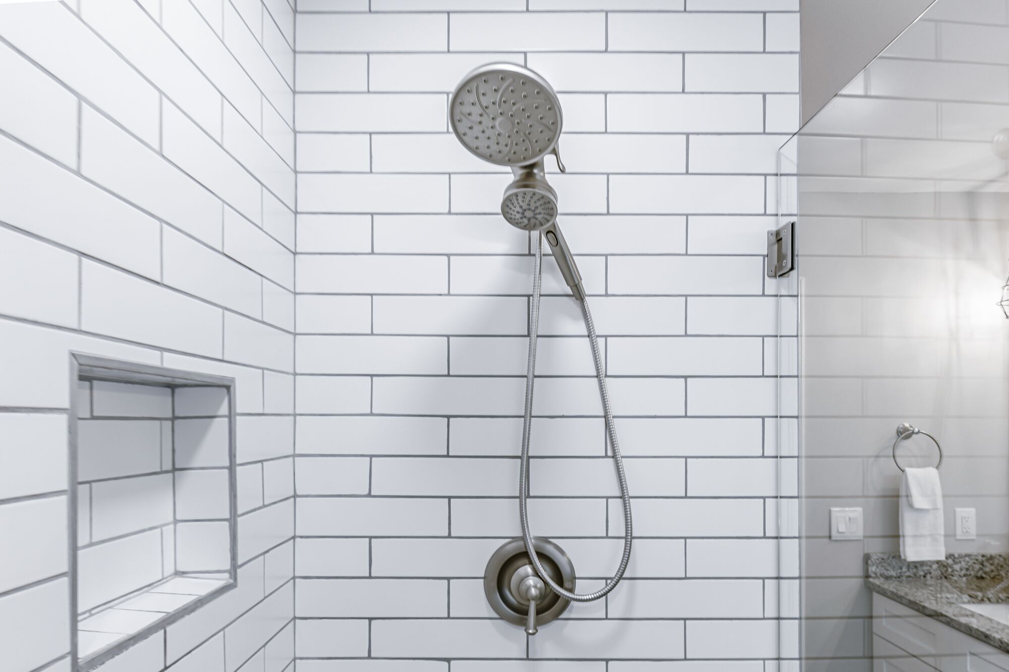 Combined shower/tub, hair dryer, towels
