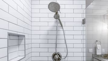 Combined shower/tub, hair dryer, towels