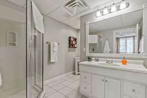 Bathtub, hair dryer, towels, toilet paper - Luxury 5BR Home Near LakePoint Sports (Cartersville)