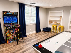 Games room - Luxury 5BR Home Near LakePoint Sports (Cartersville)