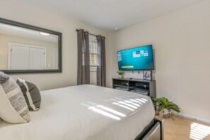 3 bedrooms, iron/ironing board, WiFi, bed sheets - Cabin Style & Cozy Back Deck Near LakePoint PBR (Cartersville)
