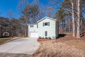 Exterior - Cabin Style & Cozy Back Deck Near LakePoint PBR (Cartersville)