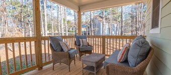Cabin Style & Cozy Back Deck Near LakePoint PBR