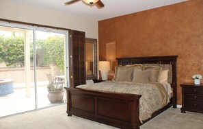 4 bedrooms, in-room safe, desk, iron/ironing board
