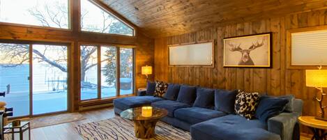 Smart-tv, een open haard, een dvd-speler en boeken