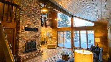 Smart-TV, Kamin, DVD-Player, Bücher