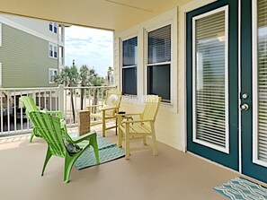 Terrace/patio - Pearl Life | Spacious Coastal Condo | Sleeps 10 (Galveston)