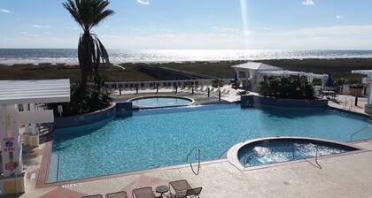 Pearl Life | Spacious Coastal Condo | Sleeps 10