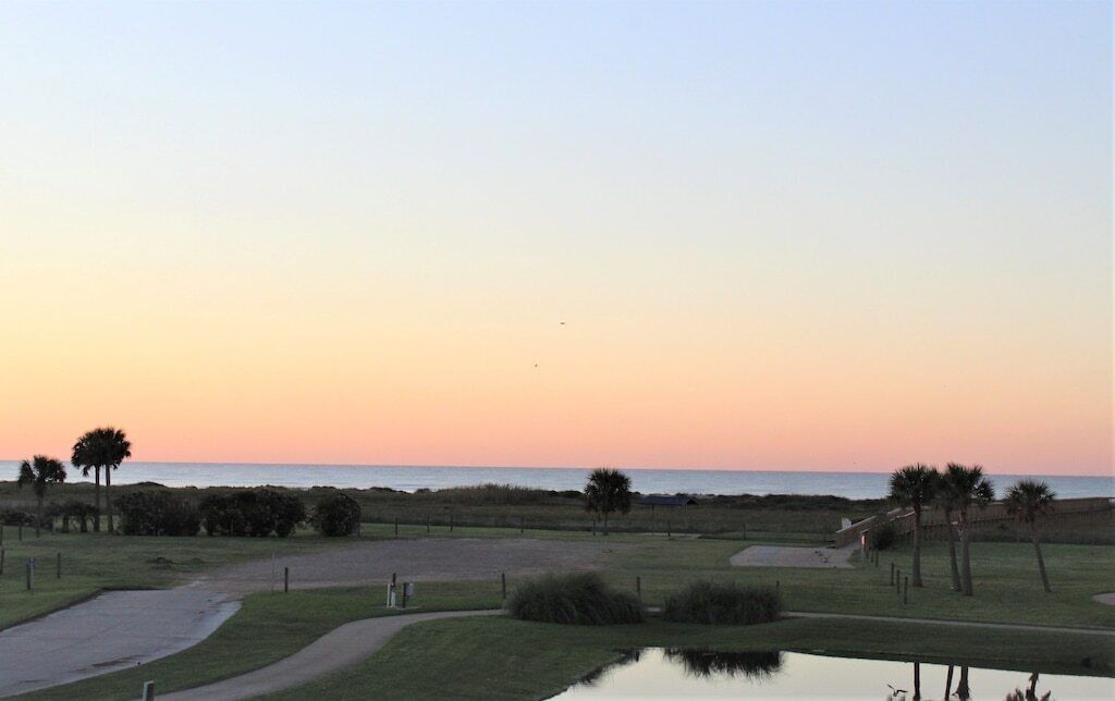 Ocean Views, Beachfront, Close to Club Pool, Great Relaxing Views!