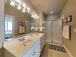 Combined shower/bathtub, towels