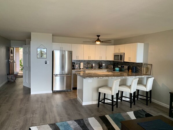 Réfrigérateur, micro-ondes, four, plaque de cuisson