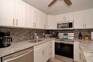 ثلاجة، ميكروويف، فرن، موقد طهي مسطح