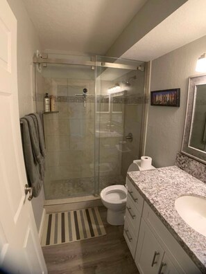 Dusche, Haartrockner, Handtücher