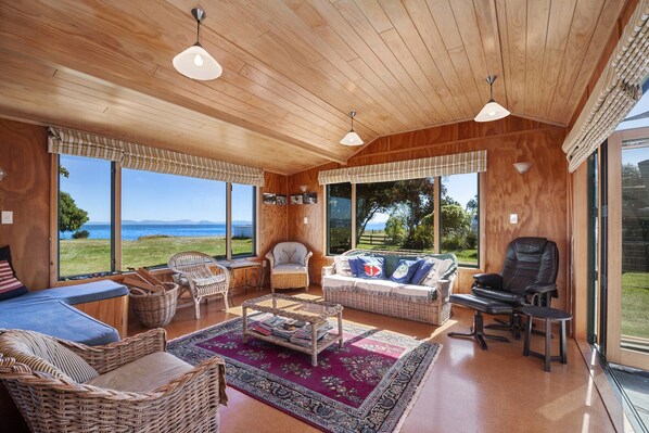 TV, fireplace, DVD player - Lakeside Lodge - Tauranga Taupo Holiday Home (Tauranga Taupo)