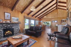 TV, fireplace, DVD player - Lakeside Lodge - Tauranga Taupo Holiday Home (Tauranga Taupo)