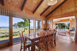 Dining - Lakeside Lodge - Tauranga Taupo Holiday Home (Tauranga Taupo)