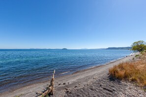 Beach - Lakeside Lodge - Tauranga Taupo Holiday Home (Tauranga Taupo)