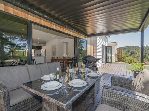 Treetop Bach - Whangamata Holiday Home