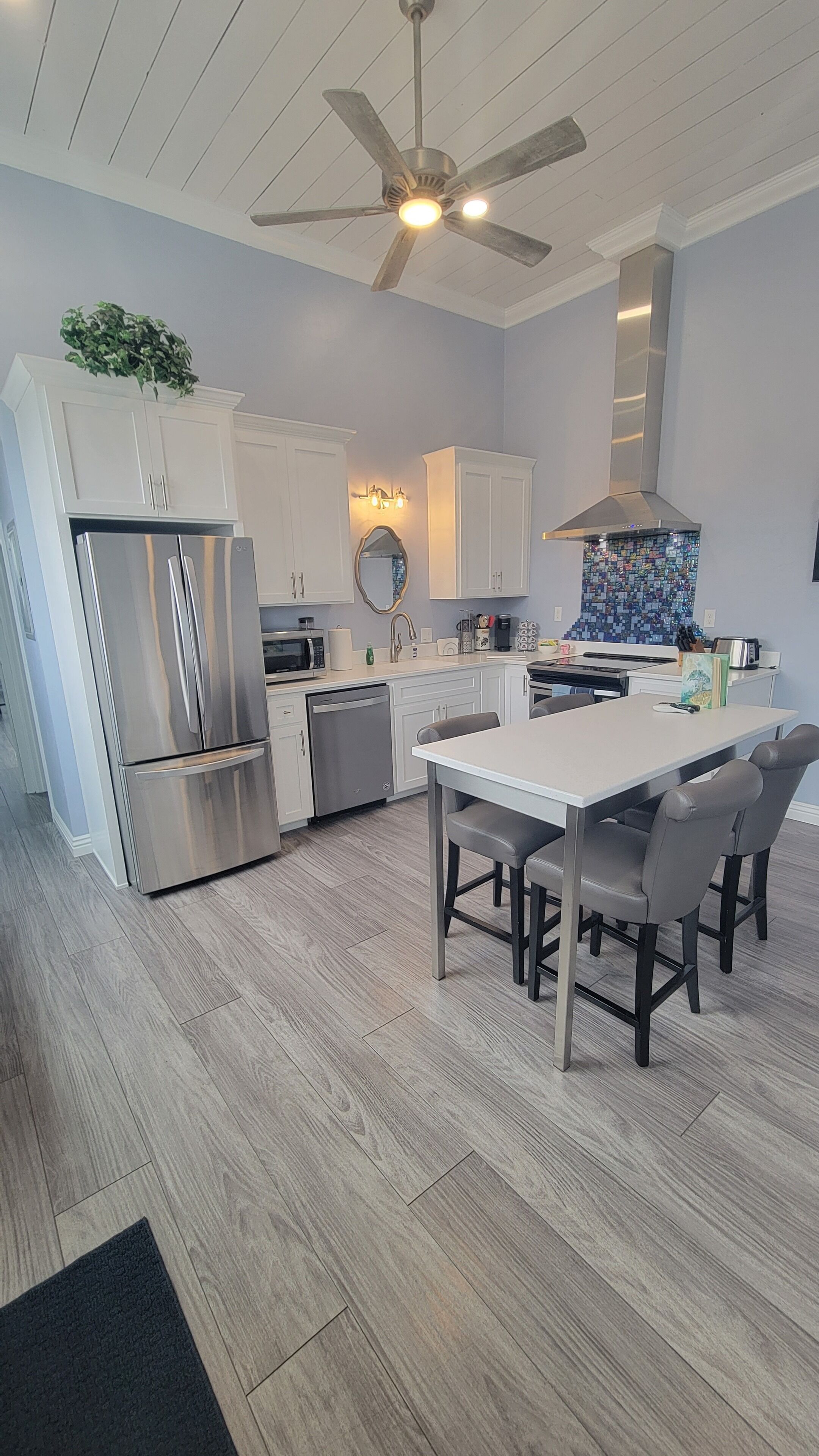 Jääkaappi, mikroaaltouuni, uuni, liesi