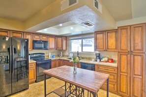 Fridge, microwave, stovetop, dishwasher - Near Golf & Entertainment! Gilbert Family Getaway (Gilbert)