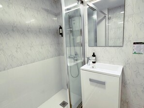 Badewanne, Haartrockner, Handtücher, Shampoo