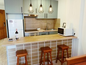 Réfrigérateur, micro-ondes, four, cafetière/bouilloire