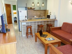 Een koelkast, een microgolfoven, een oven