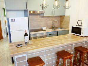 Fridge, microwave, oven, coffee/tea maker