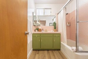 Bathtub, hair dryer - Bright 1BR | Patio | LAX | SoFi Stadium | Beaches (Los Angeles)