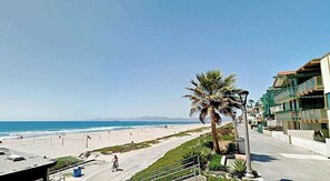 Beach - Bright 1BR | Patio | LAX | SoFi Stadium | Beaches (Los Angeles)