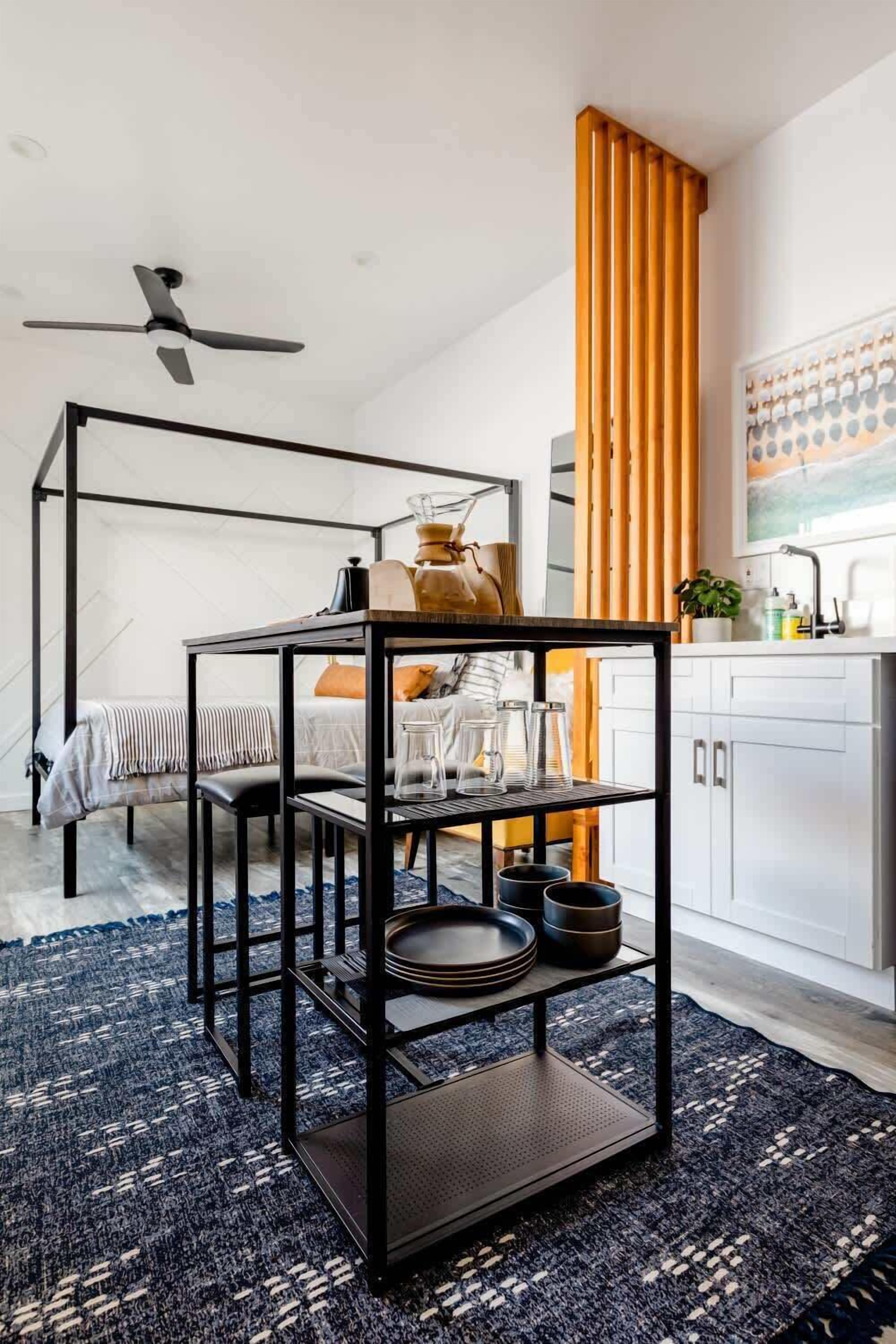 Een strijkplank/strijkijzer, wifi, beddengoed