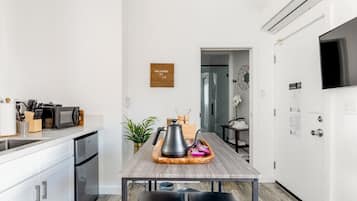 Een koelkast, een magnetron, een koffiezetapparaat/waterkoker