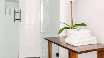 Chuveiro, secador de cabelo, toalhas de banho