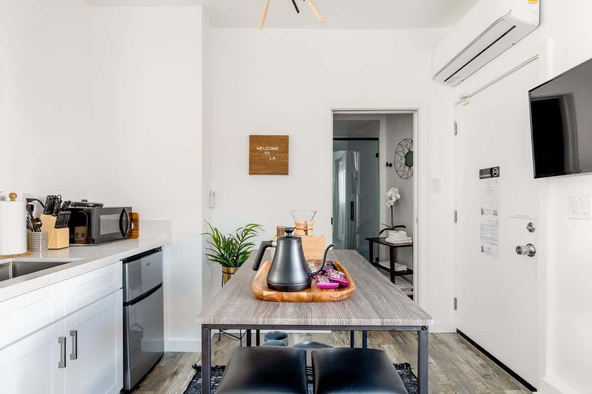 Een magnetron, een koffiezetapparaat/waterkoker