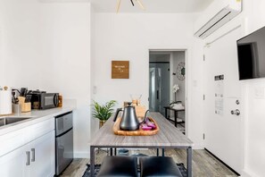 ميكروويف، ماكينة لصنع القهوة/الشاي، مستلزمات طهي/أطباق/أوعية