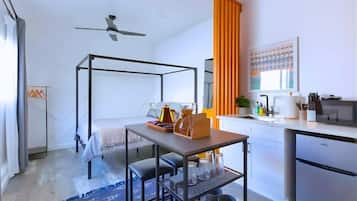 Tabla de planchar con plancha, wifi y ropa de cama