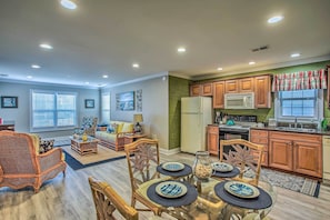 Interior - Home w/ Deck: 1 Mi to Surfside Beach Access! (Murrells Inlet)
