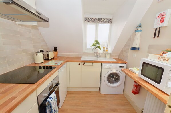 Microwave, oven, freezer - Gull View -  a second floor apartment that sleeps 4 guests  in 2 bedrooms (Sheringham)