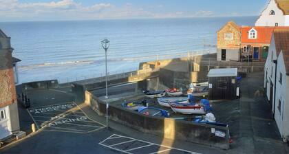 Gull View - a second floor apartment that sleeps 4 guests in 2 bedrooms