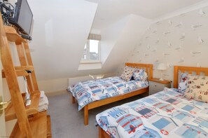 2 bedrooms, free WiFi, bed sheets - Gull View - a second floor apartment that sleeps 4 guests in 2 bedrooms (Sheringham)