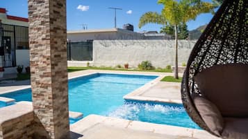 Alberca al aire libre y alberca climatizada