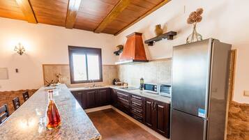 KylskÄp, mikrovÄgsugn, ugn och spishÀll