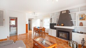 Fernseher, Kamin, DVD-Player, Stereoanlage