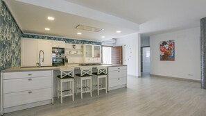 Réfrigérateur, four à micro-ondes, un four, surface de cuisson